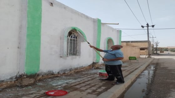 مجموعة شباب يقومون بحملة خدمية توعوية لزراعة النباتات وتنظيف وصبغ الشوارع
