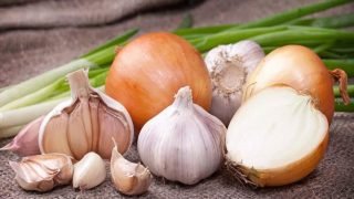 فؤائد الثوم والبصل والمقارنة بينهما