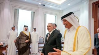 هل تتحول العلاقة بين بغداد والدوحة الى تحالف ممتد.. رئيس مجلس النواب محمود المشهداني يجتمع بنظيره القطري