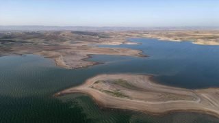 انخفاض مُخيف للمياه في بحيرة سد الموصل ادى الى ظهور مبنى مدرسي