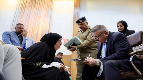 موجهًا بتذليل العقبات وتسهيل الإجراءات… وزير الداخلية السيد عبد الأمير الشمري يلتقي مجموعة من أسر الشهداء والجرحى والمواطنين والمنتسبين