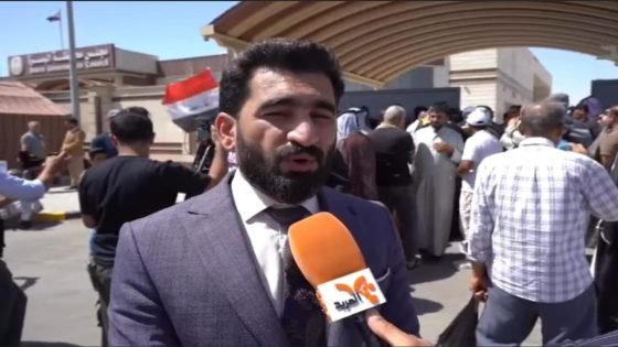 خلال مشاركته في التظاهرة أمام مجلس محافظة البصرة المستشار القانوني لمركز العراق لحقوق الإنسان نطالب بحلول جذرية لأزمة المياة المالحة والتي تسببت بأنتشار الأمراض الجلدية وغيرها من الامراض