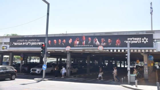 إسرائيل ترفع في تل أبيب لافتة تُظهر الأنظمة العربية التي طبّعت معها وتستعد لإعلان التطبيع خلال الأشهر المقبلة من بين الذين يستعدون للتطبيع: محمد بن سلمان ابو محمد الجولاني سلطان عمان  الرئيس اللبناني