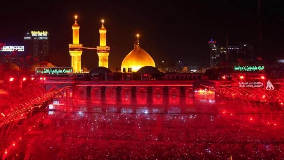 كربلاء المقدسة خلال استبدال الراية الحمراء بالراية السوداء في العتبتين المقدستين الحسينية والعباسية