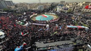 لقطات من مراسم التشييع المهيب لجمع من شهداء الشعب الإيراني خلال الدفاع المقدّس في وجه الكيان الصهيوني؛ من ساحة «انقلاب» إلى ساحة «آزادي» في العاصمة طهران.