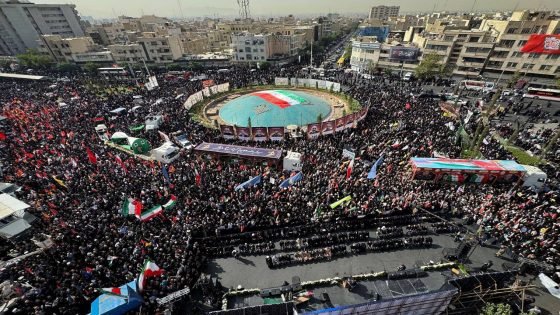 لقطات من مراسم التشييع المهيب لجمع من شهداء الشعب الإيراني خلال الدفاع المقدّس في وجه الكيان الصهيوني؛ من ساحة «انقلاب» إلى ساحة «آزادي» في العاصمة طهران.