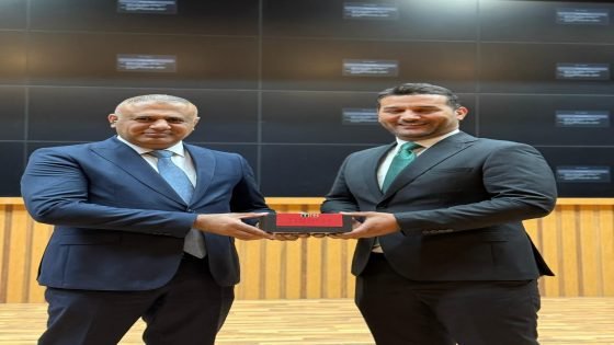 رئيس دائرة العلاقات والإعلام يقدم شكره وتقديره للإعلامي علي المياحي لاختياره كافضل موظف في الدائرة لشهر حزيران 2025