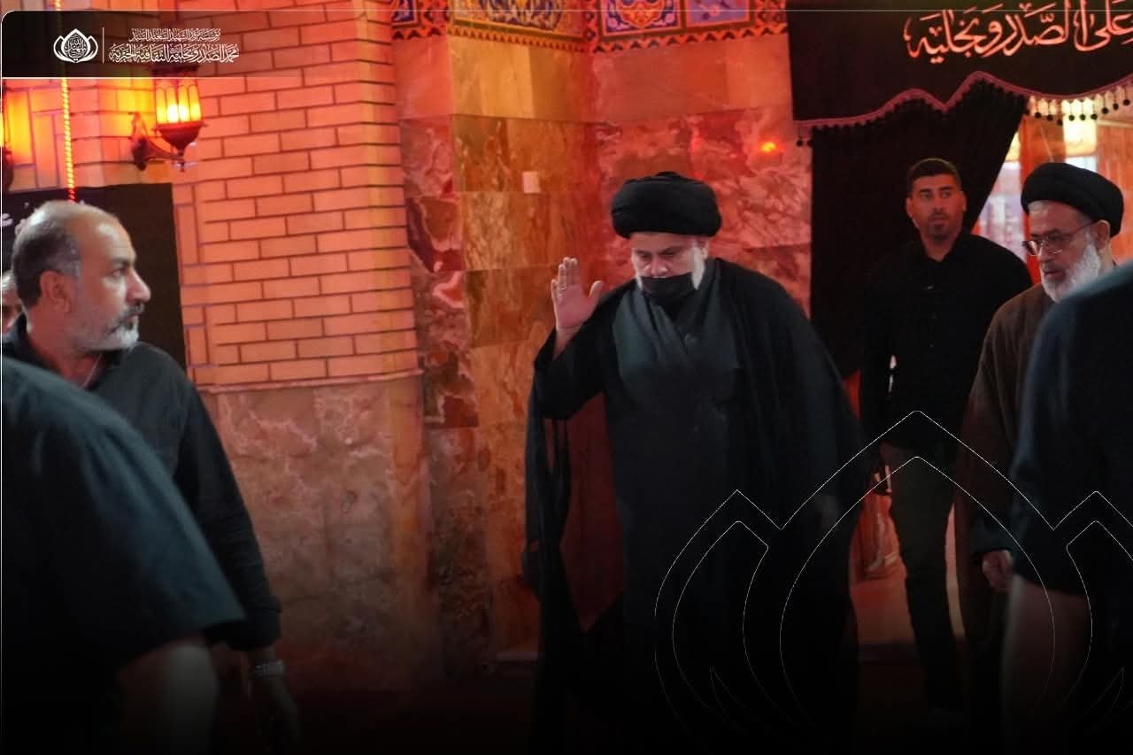زعيم التيار الصدري مقتدى الصدر يزور مرقد والده وأنصاره يهتفون: “مقاطعون”
