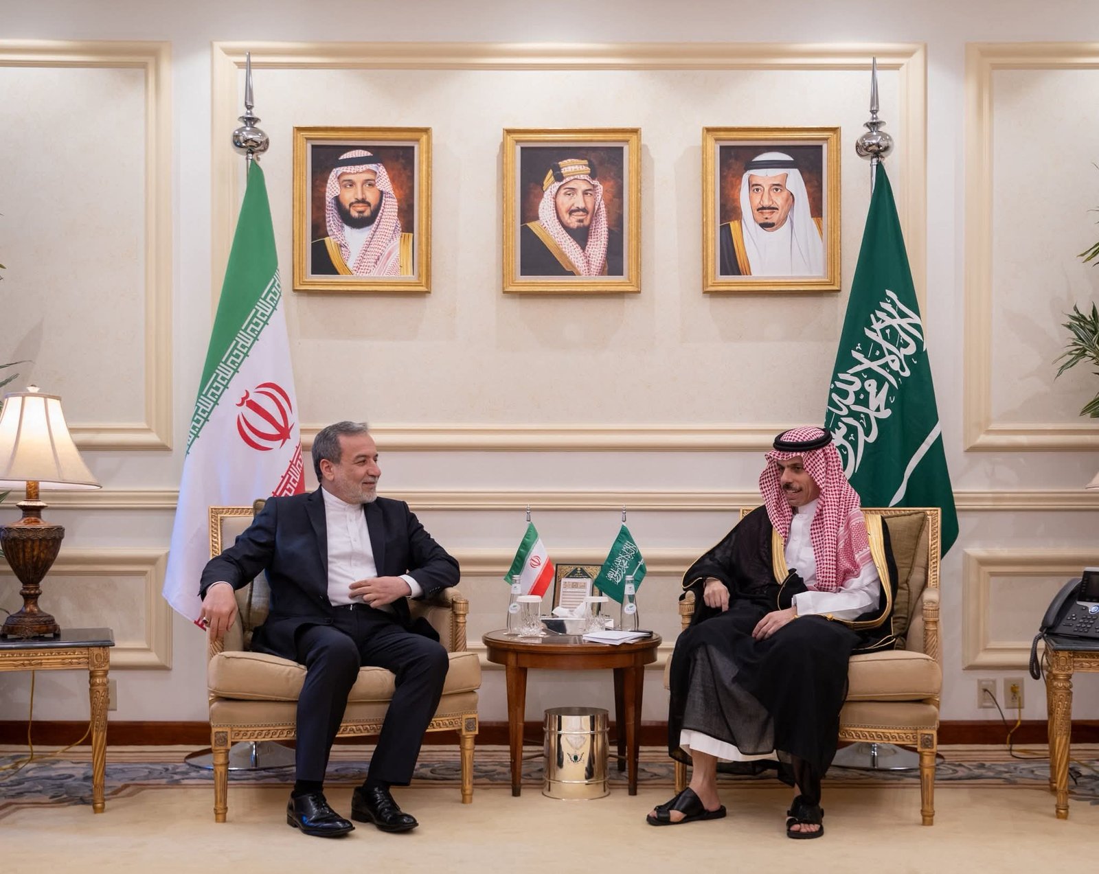 وزير الخارجية السعودي يستقبل نظيره الإيراني عباس عراقجي لمناقشة العلاقات الثنائيةو آخر التطورات في المنطقة والجهود المبذولة لتحقيق الأمن والاستقرار فيها.