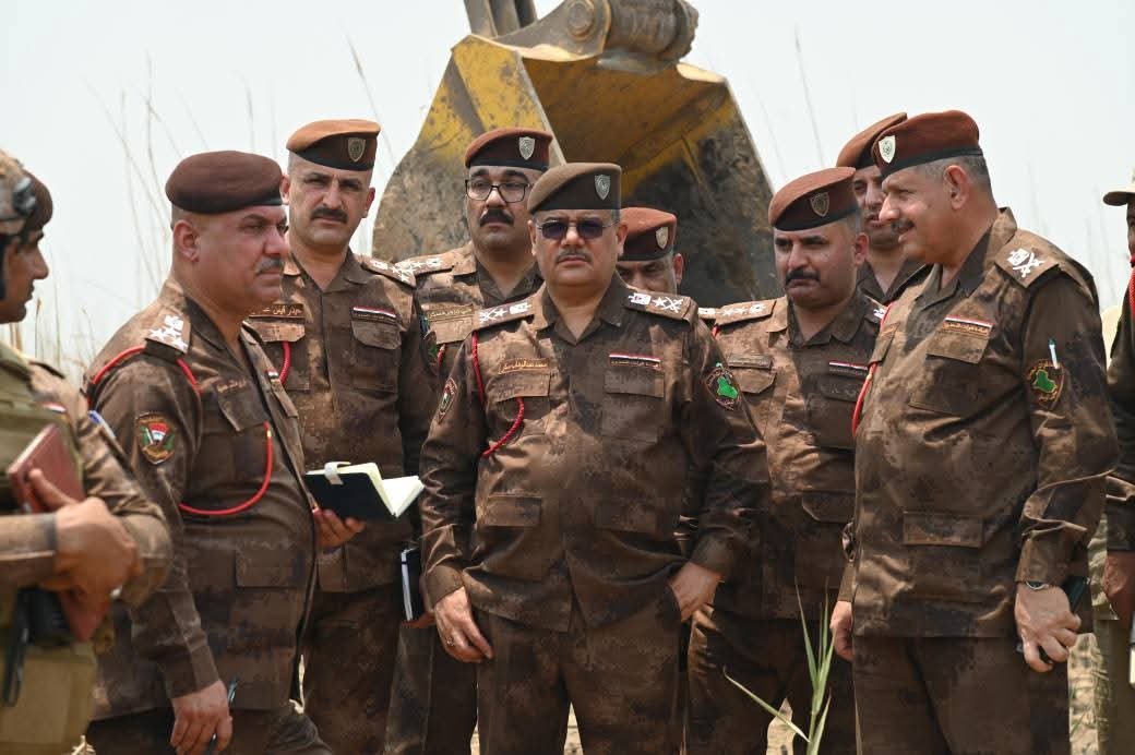 بتوجيه من وزير الداخلية قائد قوات الحدود يزور لواء الحدود العاشر لإطلاق العمل بإكمال السدة الحدودية في هور الحويزة