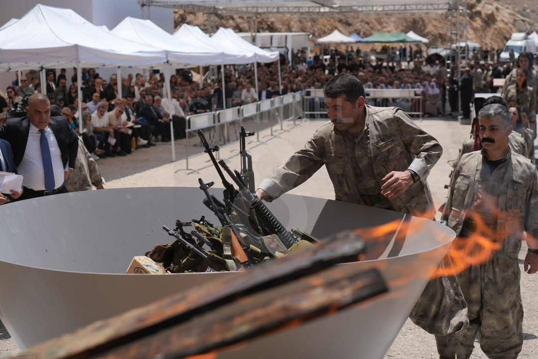 انتهاء المرحلة الاولى لمراسم نزع السلاح لـ30 مقاتلاً من حزب العمال الكردستاني استجابةً لنداء عبد الله أوجلان