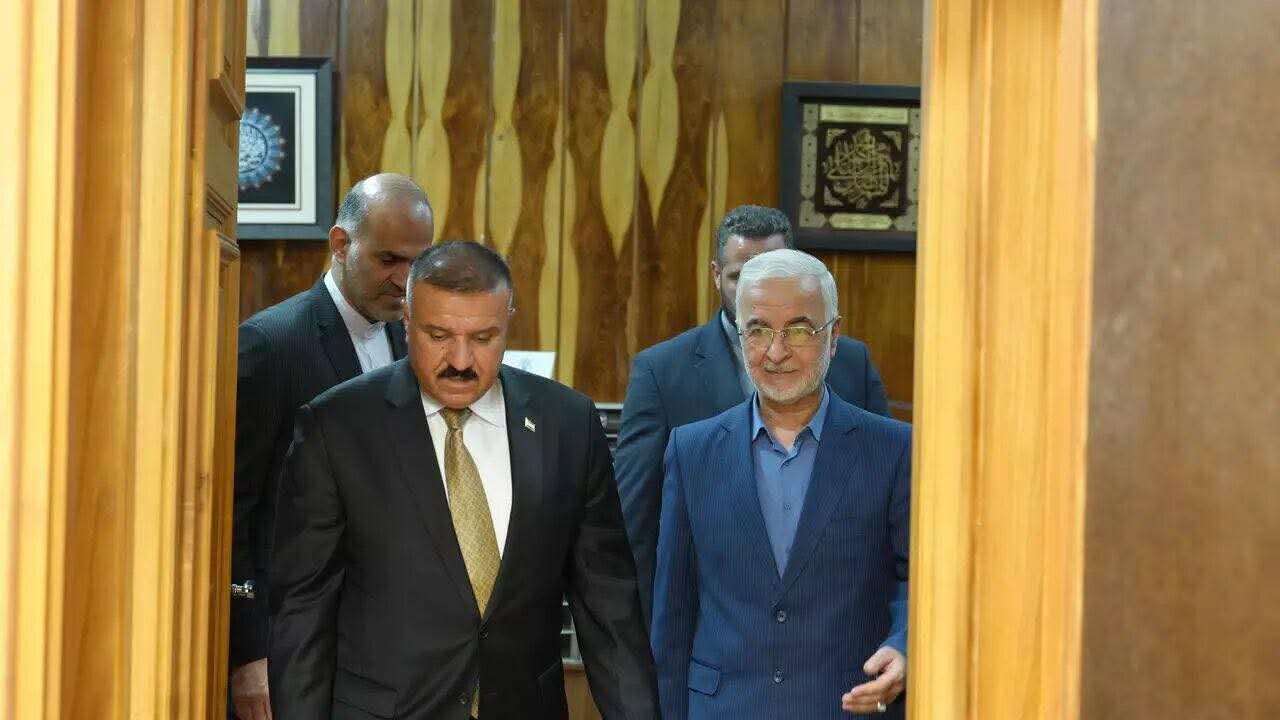 عاجل:وزير الداخلية يصل الى طهران في زيارة رسمية- يُعقد في طهران اليوم اجتماع ثلاثي لوزراء داخلية إيران والعراق وباكستان