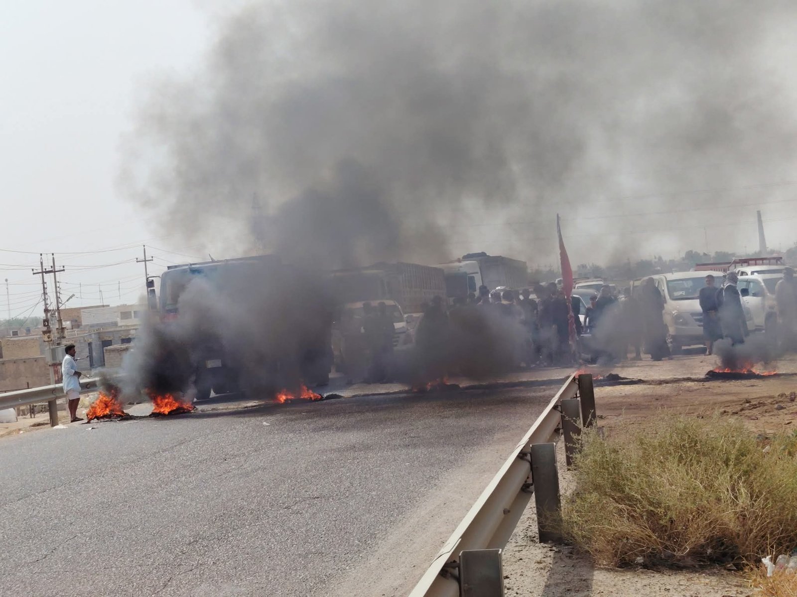 ميسان:تظاهرة كبيرة في منطقة صدر المجر من قبل أهالي ناحية الخير وقطع طريق مجر-عمارة بسبب شحة المياة مطالبين الحكومة بايجاد حل سريع لهم