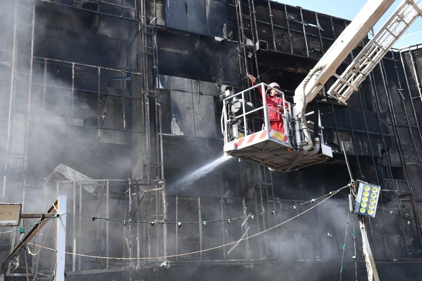 فرق الدفاع المدني تخمد حريقاً اندلع داخل بناية تجارية في منطقة الطالبية ببغداد دون تسجيل إصابات بشرية