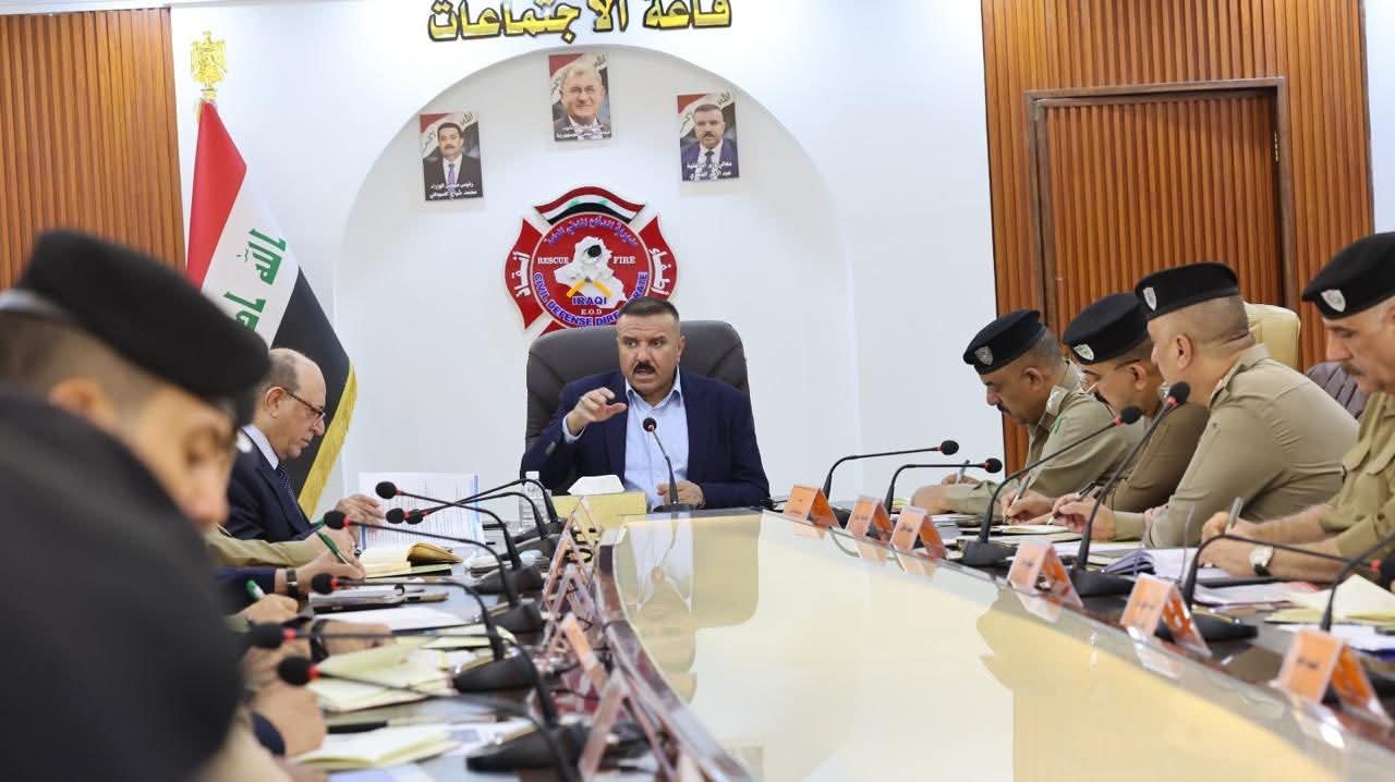 لمناقشة تعزيز إجراءات السلامة واتخاذ الإجراءات الرادعة بحق المخالفين.. وزير الداخلية يترأس اجتماعاً في مديرية الدفاع المدني