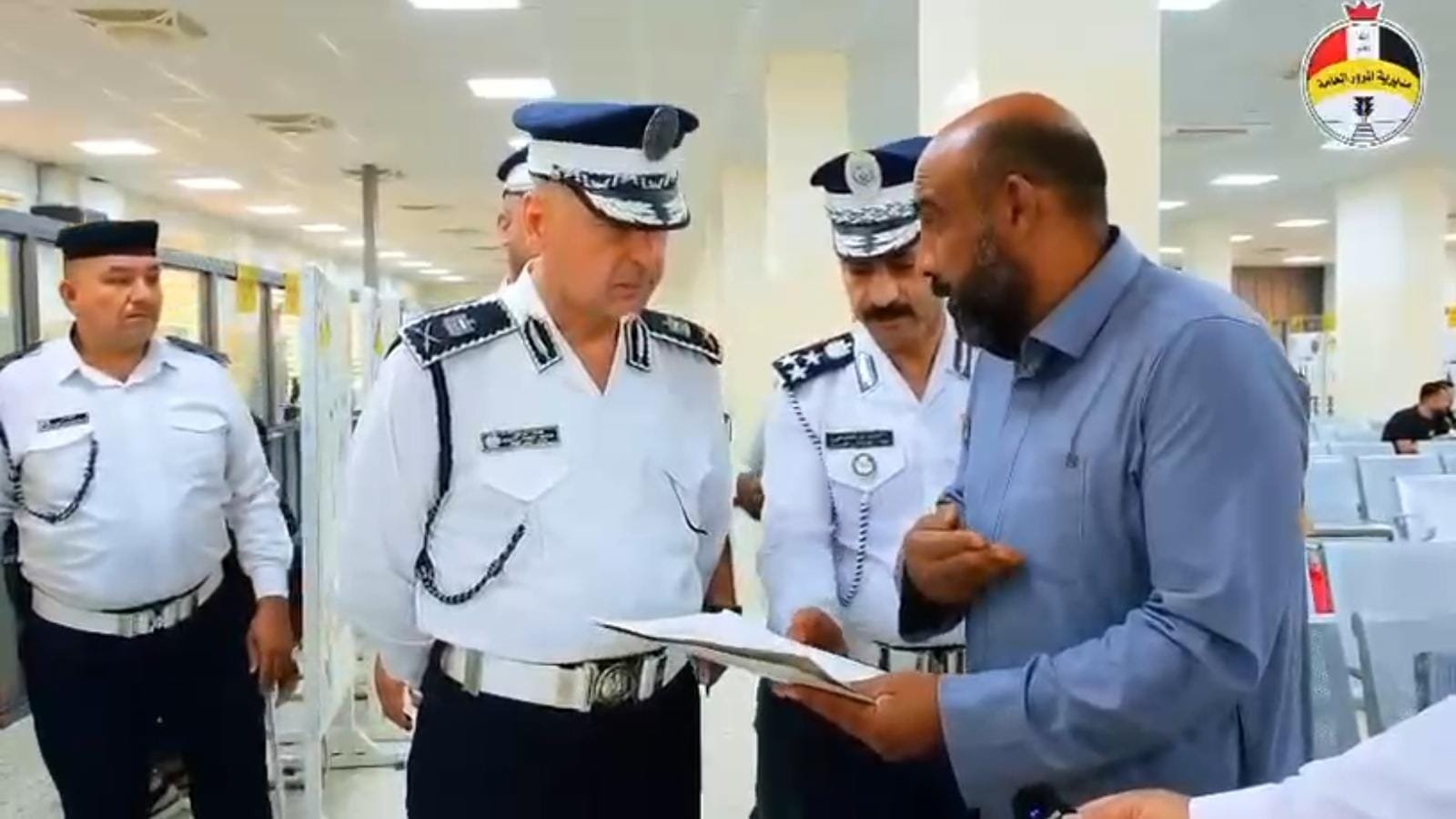 🚦 مدير المرور العام ومن موقع أدنى ينجز معاملات المواطنين في دوائر المرور