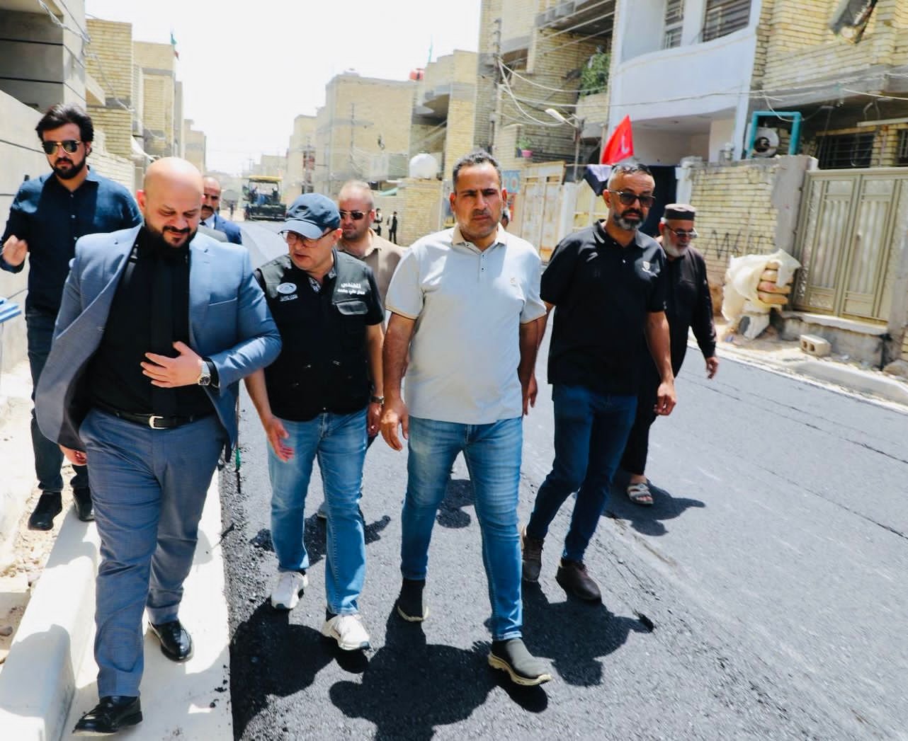 نائب محافظ بغداد يشرف على إكساء شوارع حي الأمير في بغداد
