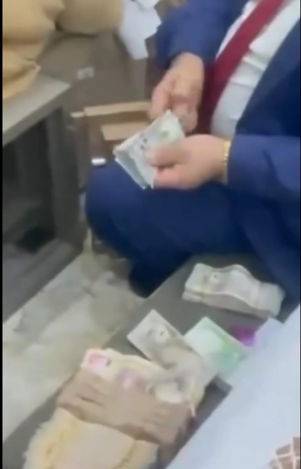 النزاهـة تضـبط مسـؤولاً في تسجيل عـقاري قـضاء الـزبيـر بتهم الاستيلاء على المال العام ضبط سند عـقار بحوزة المتهم مـساحته (14) دونماً وقيمته التقديرية (7) مليارات دينار