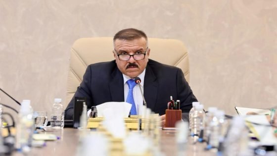 وزير الداخلية يصف الدفاع المدني بأحد أعمدة الأمن المجتمعي ويؤكد على تضافر الجهود لتطبيق معايير السلامة وإغلاق الأماكن المخالفة 