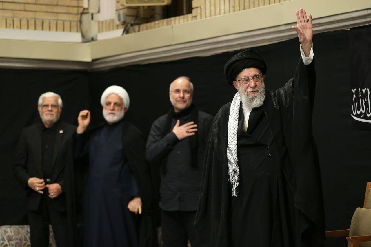 في ليلة استشهاد الإمام الحسين “عليه السلام”.. السيد الخامنئي يحضر مراسيم العزاء في حسينية الإمام الخميني (رض).
