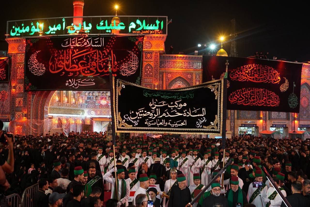 بالصور::إحياء ليلة عاشوراء عند مرقد الإمام العباس (عليه السلام) وفي منطقة ما بين الحرمين الشريفين