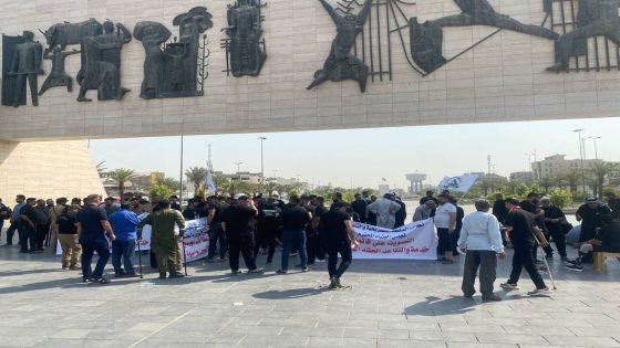 جرحى الحشد الشعبي وعوائل الشهداء يتظاهرون عند نصب التحرير للمطالبة بإقرار الخدمة والتقاعدوإطفاء الديون وتفعيل حق الجمع أسوةً بباقي التشكيلات الأمنية