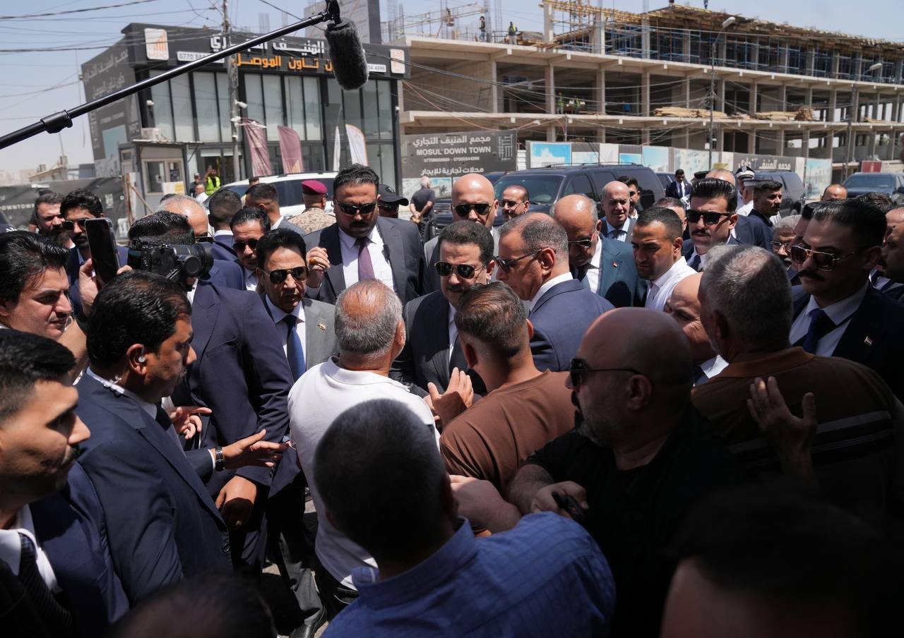 رئيس الوزراء في الموصل ويجري جولة في سوق السراي وسط مدينة الموصل ويلتقي بمجموعة من المواطنين ويستمع الى متطلباتهم واحوالهم المعاشية والخدمية