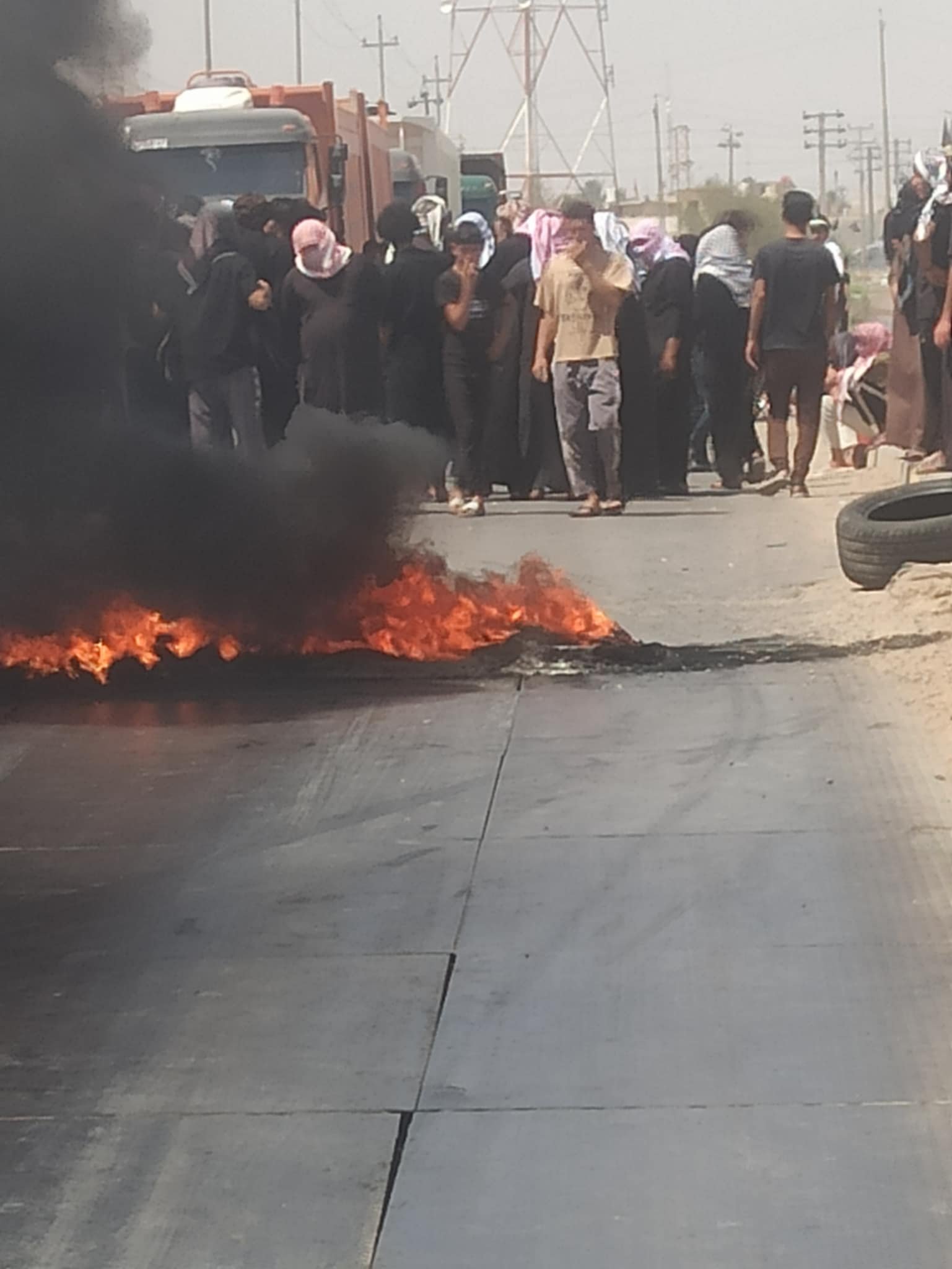 تظاهرة في قضاء الكحلاء بمحافظة ميسان تغلق جسر علي الزكي احتجاجًا على شح وازمة المياه