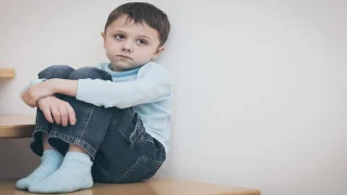 “تزايد أعداد أطفال التوحد بالعراق..ملف مهمل ينتظر الإنصاف” واطفال التوحد يصرخون بصمت: أين دور الدولة؟”