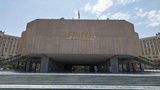 وزير النفط يعلن توقيع عقود مع شركتي “شلمبرجر” و”شيفرون” لتطوير الحقول النفطية