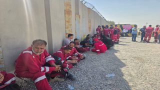 احتجاج عمال عراقيين في البصرة بعد استبدالهم بالعمالة الأجنبية