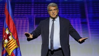 جيرارد روميرو : برشلونة سيقوم بتقديم ضمان صغير من اجل تسجيل تيك و جيرارد مارتين وروني باردغجي بالرغم من مبيعات والخروجات فأنه غير كافي لتسجيل اللاعبيين