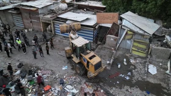 مشاهد جديدة لعمليات إزالة ما تبقى من سوق مريدي في بغداد