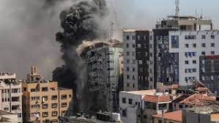 وسائل إعلام: استهداف شقة سكنية في برج القدس بجوار مجمع الصحابه الطبي في مدينة غزة