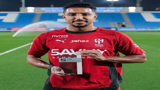 سالم الدوسري يستلم جائزة افضل لاعب في الدوري السعودي 2024/2025 المقدمة من [سوفاسكور].