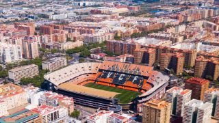 صحيفة Eldesmarque : برشلونة سيطلب من رابطة الليغا لعب مباراة فالنسيا في الجولة الرابعة بالـ ميستايا وإقامة الإياب في الكامب نو.