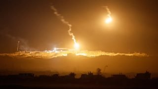 إعلام فلسطيني: الاحتلال يُطلق قنابل إضاءة في أجواء محيط شركة الكهرباء، شمال مخيم النصيرات، وسط قطاع غزة