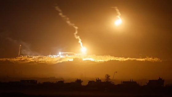 إعلام فلسطيني: الاحتلال يُطلق قنابل إضاءة في أجواء محيط شركة الكهرباء، شمال مخيم النصيرات، وسط قطاع غزة