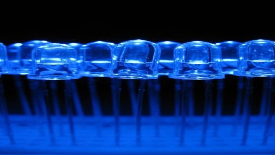 هل تعلم أن اختراع الضوء الأزرق LED كان شبه مستحيل لعقود طويلة؟