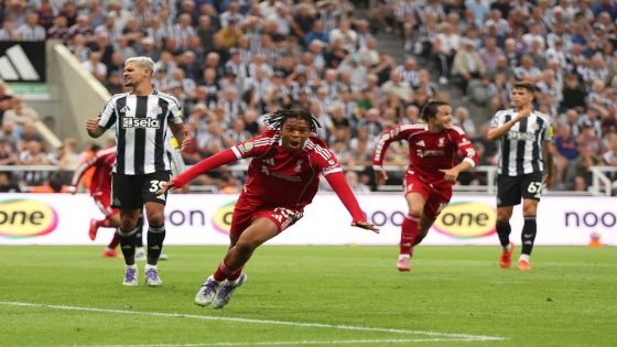 غوموها يصبح ثالث أصغر لاعب يسجل في الدوري الإنجليزي الممتاز بعد جيمس فوغان، وجيمس ميلنر