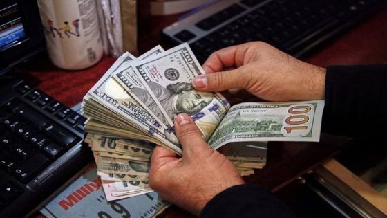 ارتفاع سعر صرف الدولار في بغداد مع إغلاق البورصة، ليصل سعر البيع 143,250 والشراء 141,250 ديناراً لكل 100 دولا