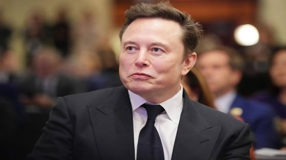  “إيلون ماسك” يقترب من لقب أول تريليونير في التاريخ بحلول 2027 إذا استمرت ثروته بالنمو الحالي، والتي قفزت من 251 مليار دولار العام الماضي إلى 412 مليار دولار حالياً، بزيادة 161 مليار دولار.