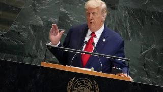 ترامب يلوّح برسوم جمركية ضخمة تطال الشاحنات والأدوية والأثاث