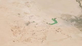 صورة جوية لبحيرة الرزازة في كربلاء تظهر حجم الجفاف الذي تعرضت له بسبب قلة الامطار وضعف الإيرادات المائية لها