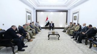 رئيس الوزراء يبحث مع قائد القيادة الأمريكية الوسطى تعزيز التعاون الأمني والعسكري