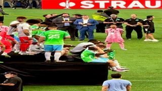 برايان شميتزر “مُدرب سياتل”: ‏لقد احتفلنا باللقب بنسبة 99% في غرفة الملابس و 1% تحدثنا عن مدى احترافية و احترام ميسي لنا .،،لقد كان اللاعب الوحيد اللذي اظهر الإحترام و لم يغادر الا بعد انتهاء مراسم التتويج