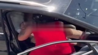 امرأة تطعن خطيبها 3 مرات بعد أن تشاجرا في مدينة إزمير التركية.