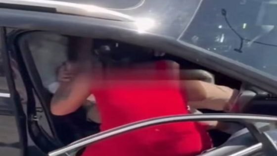 امرأة تطعن خطيبها 3 مرات بعد أن تشاجرا في مدينة إزمير التركية.