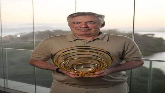 كارلو أنشيلوتي يتسلم جائزة أفضل مدرب في العالم لموسم 2023/2024 المقدمة من فرانس فوتبول ، بعد أن رفض حضور الحفل في ذلك العام بسبب موقف النادي.