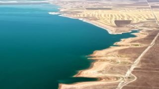 انخفاض خزين بحيرة دوكان يكشف مقبرة قرية غمرتها المياه قبل عقود، في مشهد نادر يعكس تأثير التغيرات المناخية على المنطقة.